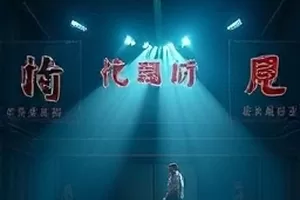 南风过境时海边栈道上的两个人影