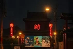 雾港回声剧中雨中码头两人隔帘对视的画面