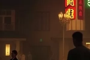 长线列车中公路尽头映在车窗上的光影
